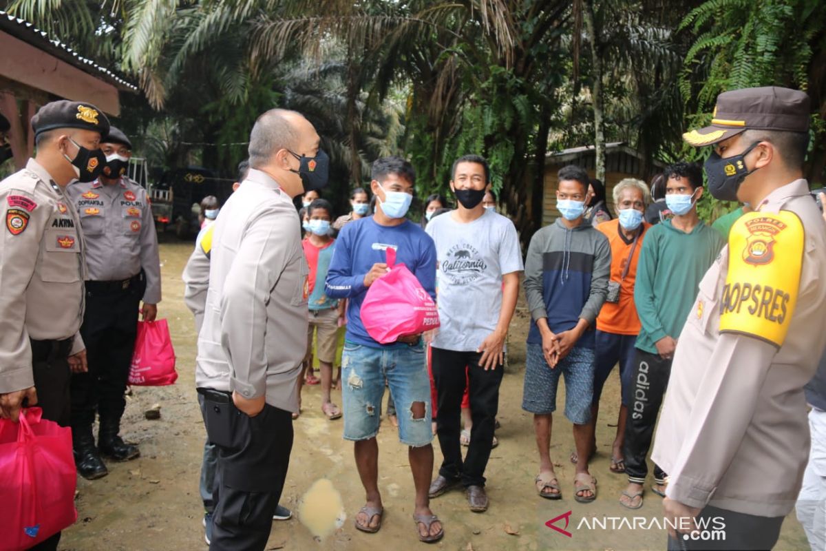 Kapolda Jambi bagikan sembako untuk orang rimba di Mentawak Kabupaten Merangin
