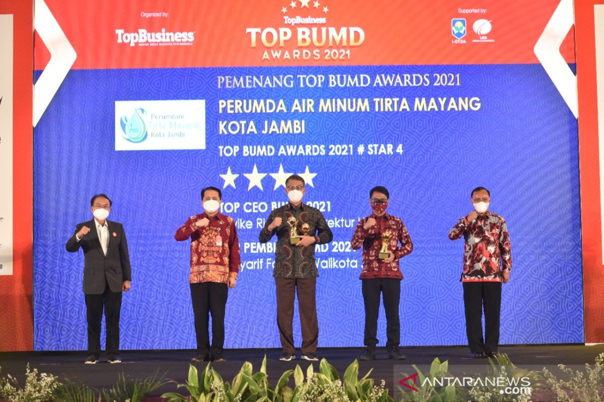 Wali Kota Jambi terima tiga penghargaan top pembina BUMD