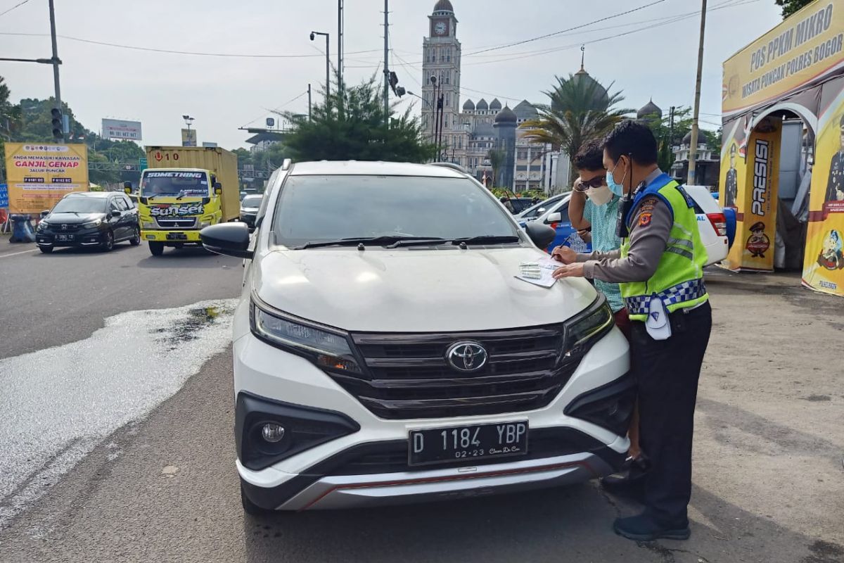 Petugas temukan 10 pelat nomor kendaraan palsu di Puncak