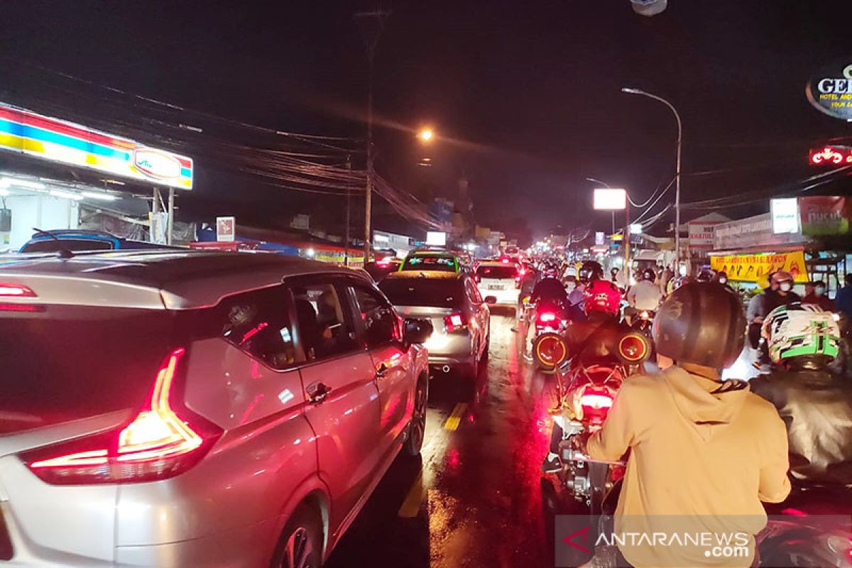 Sabtu malam jalur Puncak macet