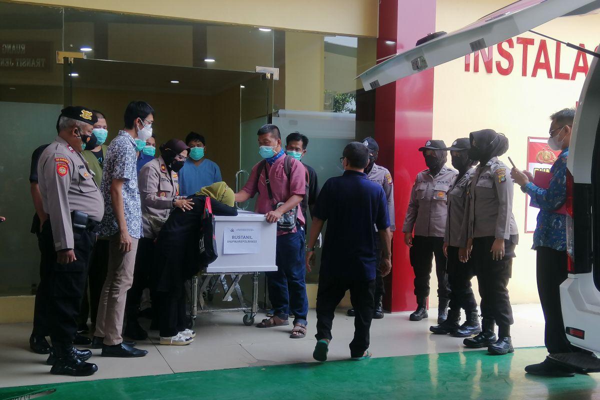 Tim DVI Polri serahkan satu jenazah korban kebakaran Lapas Tangerang kepada keluarga