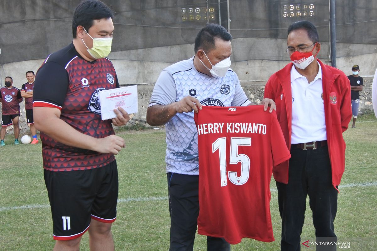 Tim sepak bola NTT peroleh tambahan bekal  untuk PON hasil lelang kostum bintang timnas