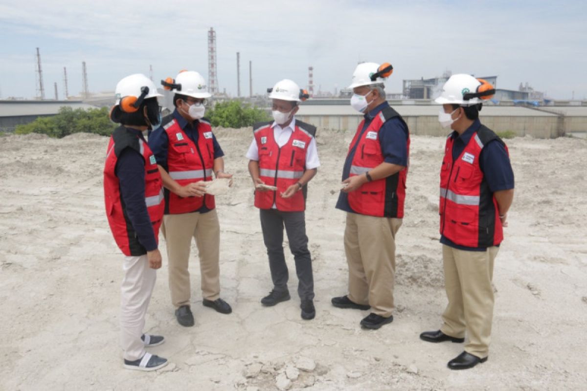 Investment minister backs first soda ash factory in Indonesia