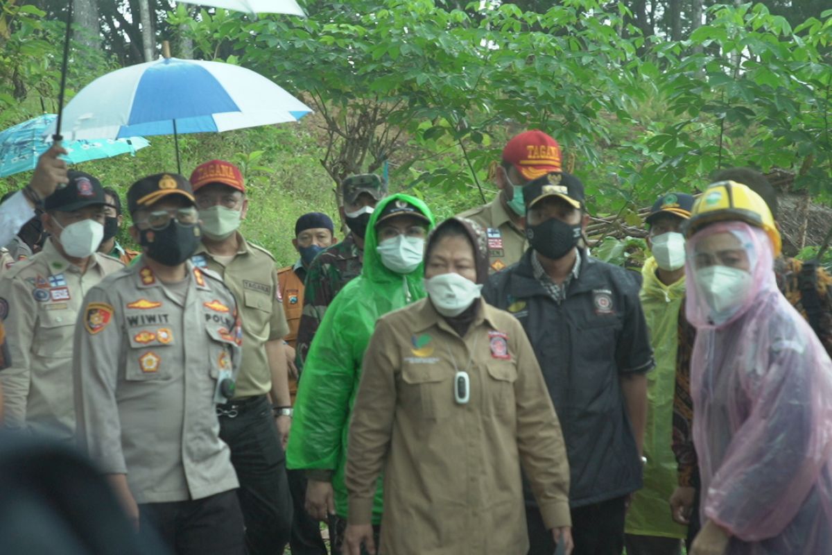 Risma ikuti simulasi hadapi bencana tsunami di Pantai Pacitan