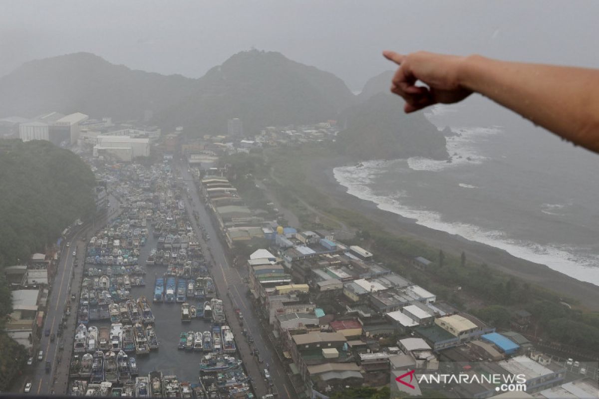 Taiwan batalkan 70 penerbangan karena topan Koinu