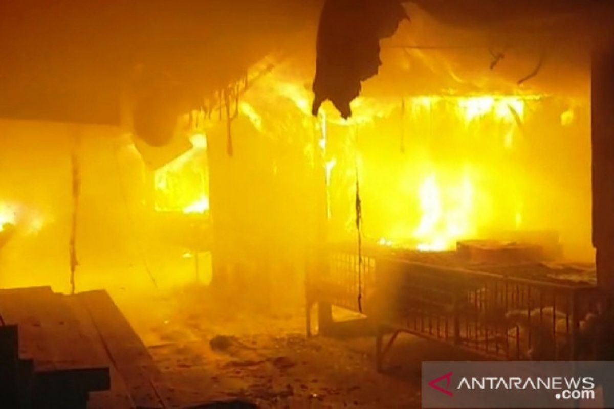 Pasar Bawah Bukittinggi terbakar dan hanguskan 300 kios
