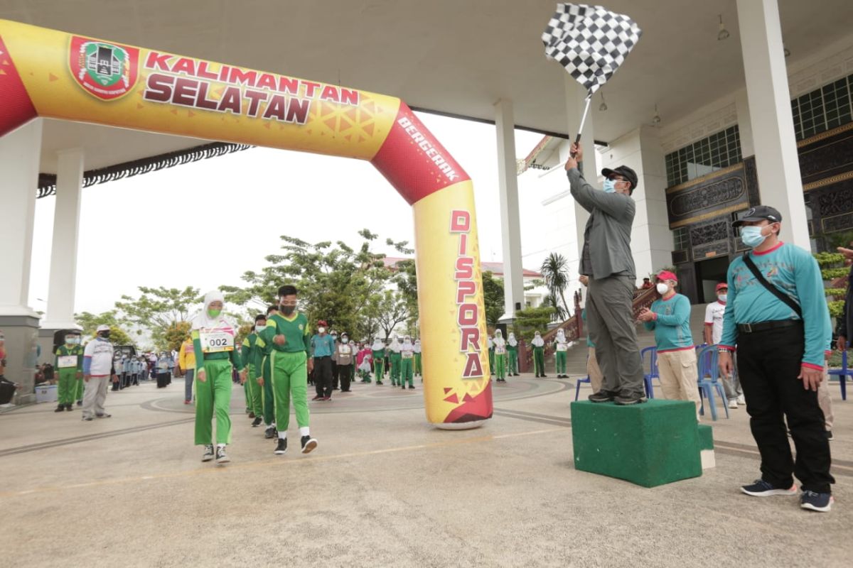 Gubernur Kalsel gairahkan olahraga pelajar dengan lomba gerak jalan