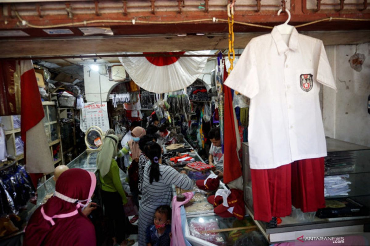 Surabaya urged to make online school uniform shopping system
