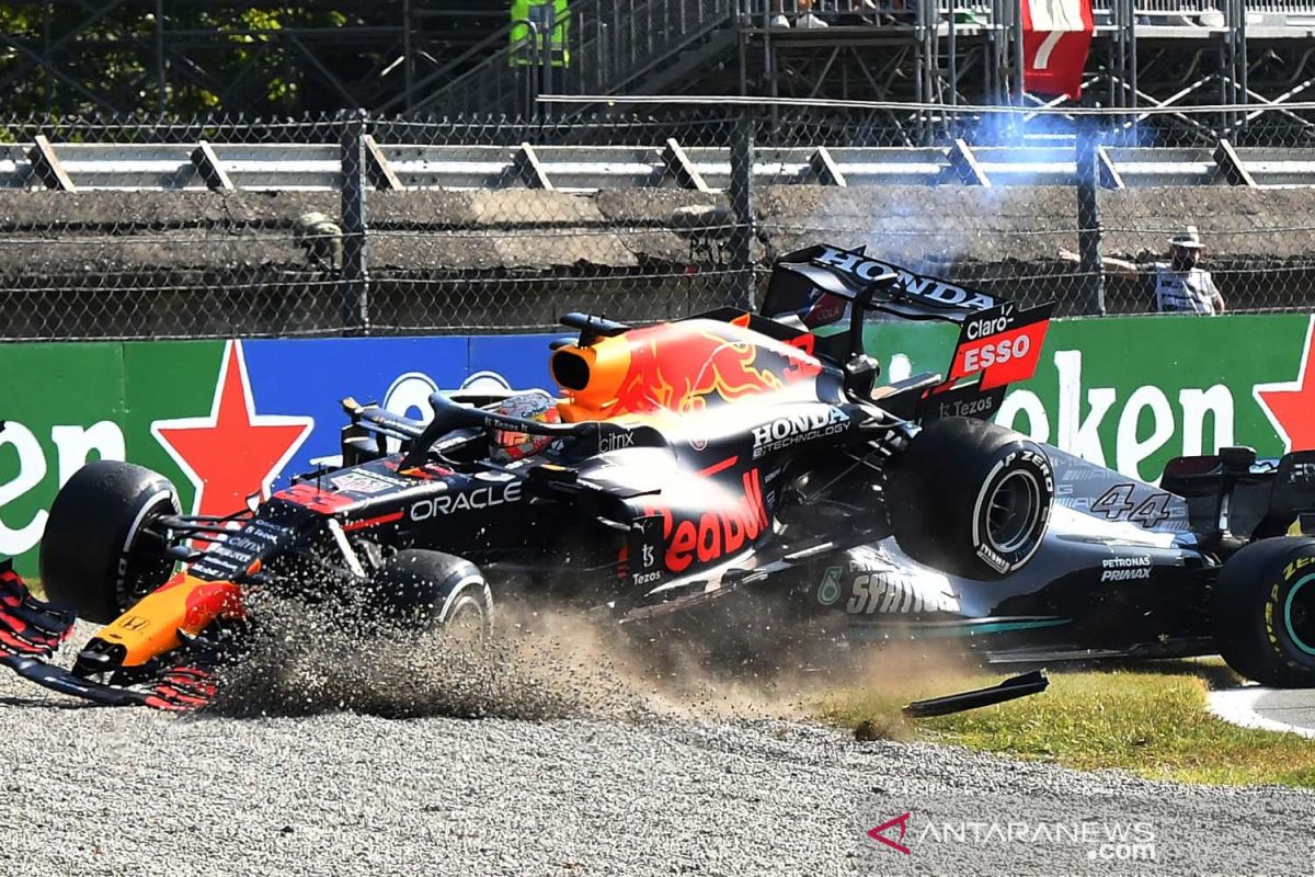 Verstappen diganjar penalti karena tabrakan dengan Hamilton