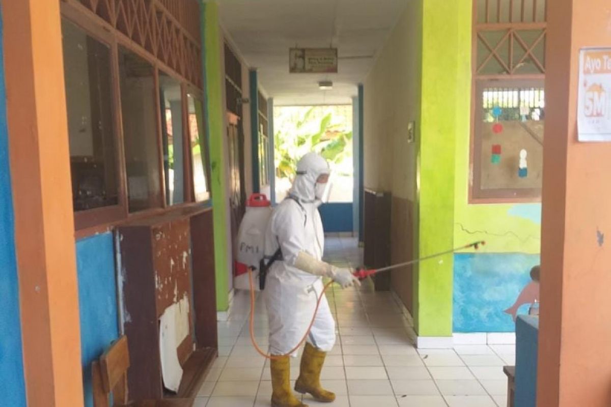 PMI Kepulauan Seribu bantu semprotkan disinfektan di sekolah