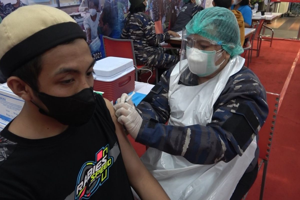 Wadanlantamal VIII pantau Serbuan Vaksinasi  peringati HUT ke-76 TNI AL