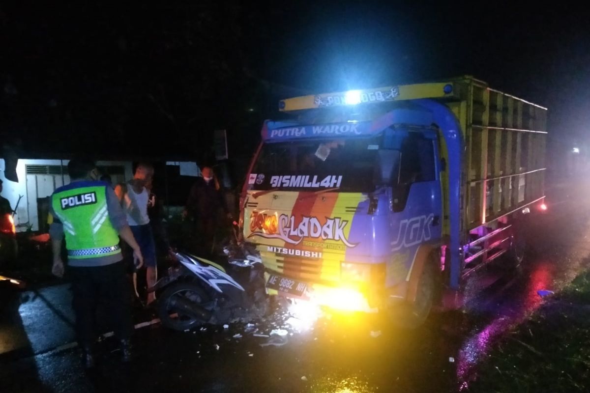 Dua pemotor meninggal setelah hantam truk, pengemudi sama-sama tak ber-SIM