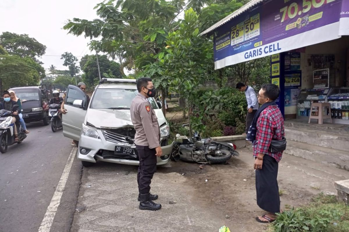 Salah menyalip, sepeda motor vs mobil adu jangkrik di Jalan Raya Pringgarata