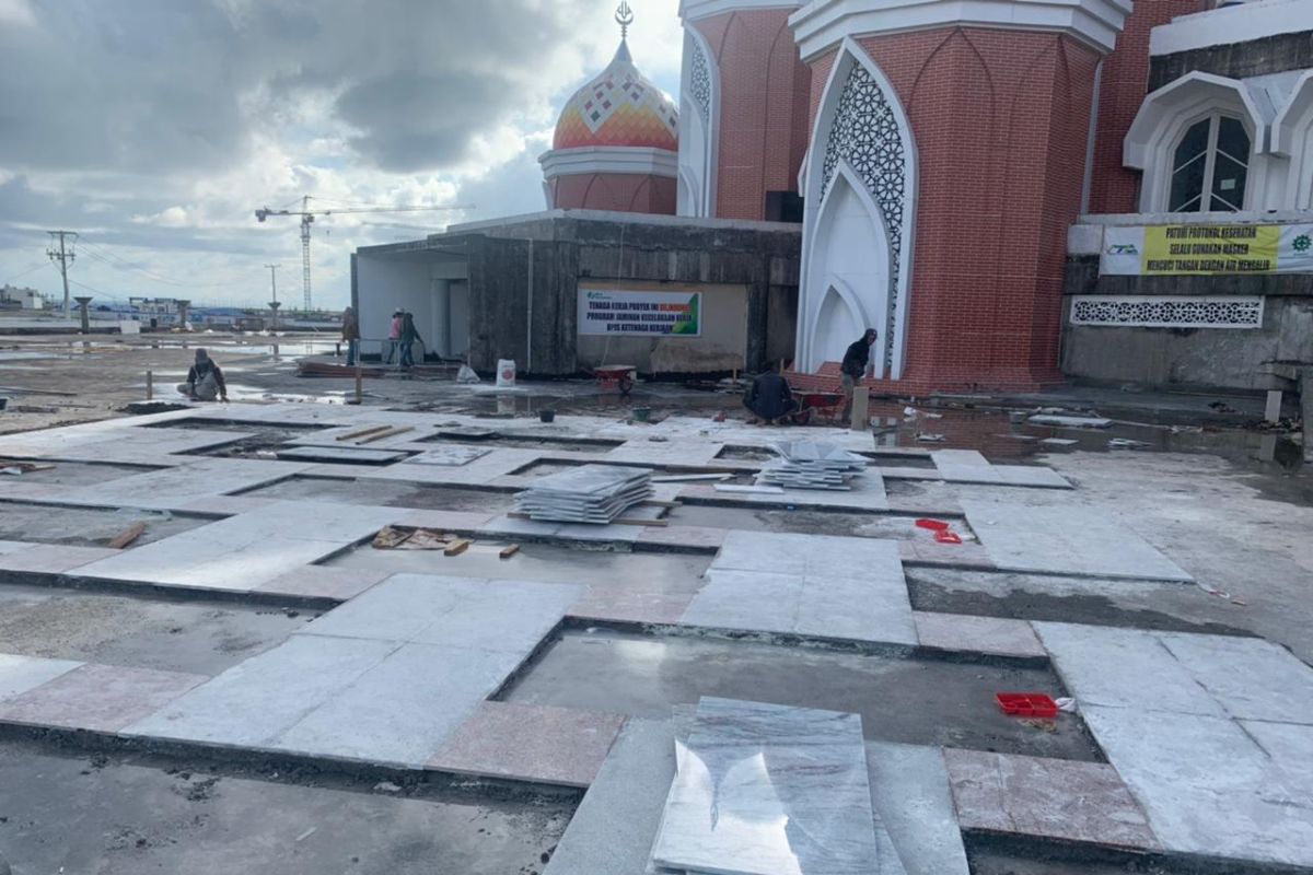 Pekerja terpapar COVID-19, pengerjaan Masjid 99 Kubah di Makassar terhambat