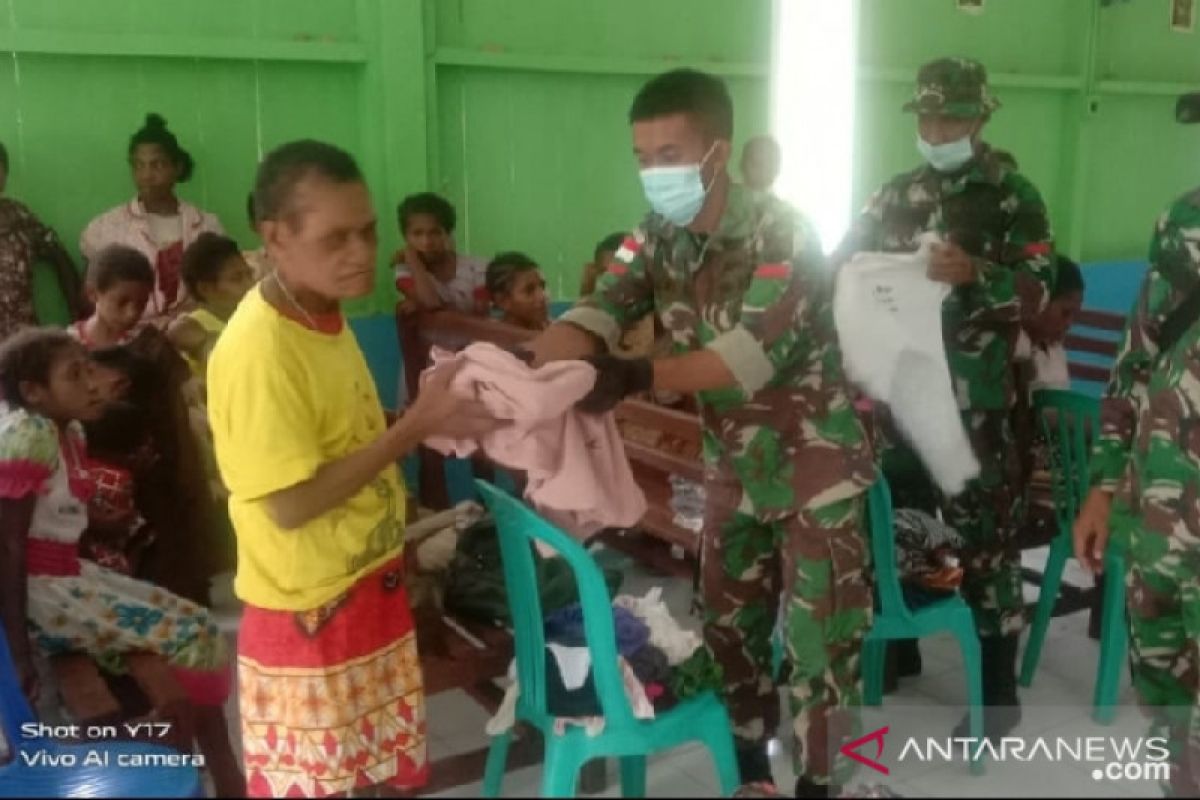 Satgas TNI Yonif 403 bagikan pakaian untuk warga di perbatasan RI-PNG