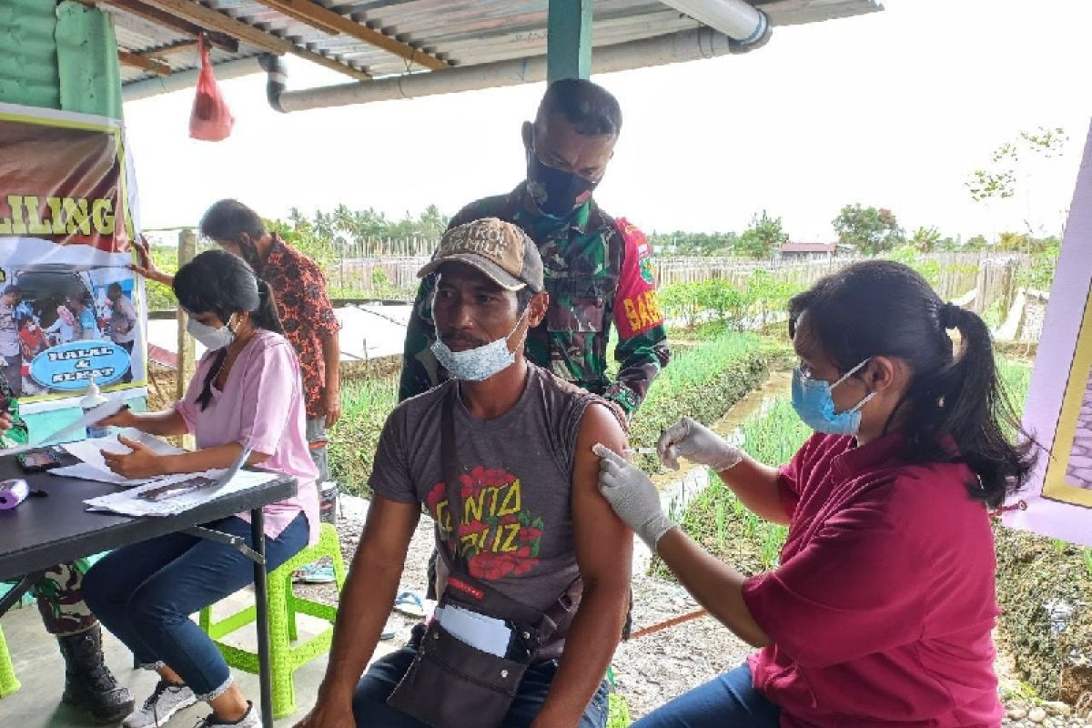 Aparat TNI Mimika gencarkan serbuan vaksinasi warga