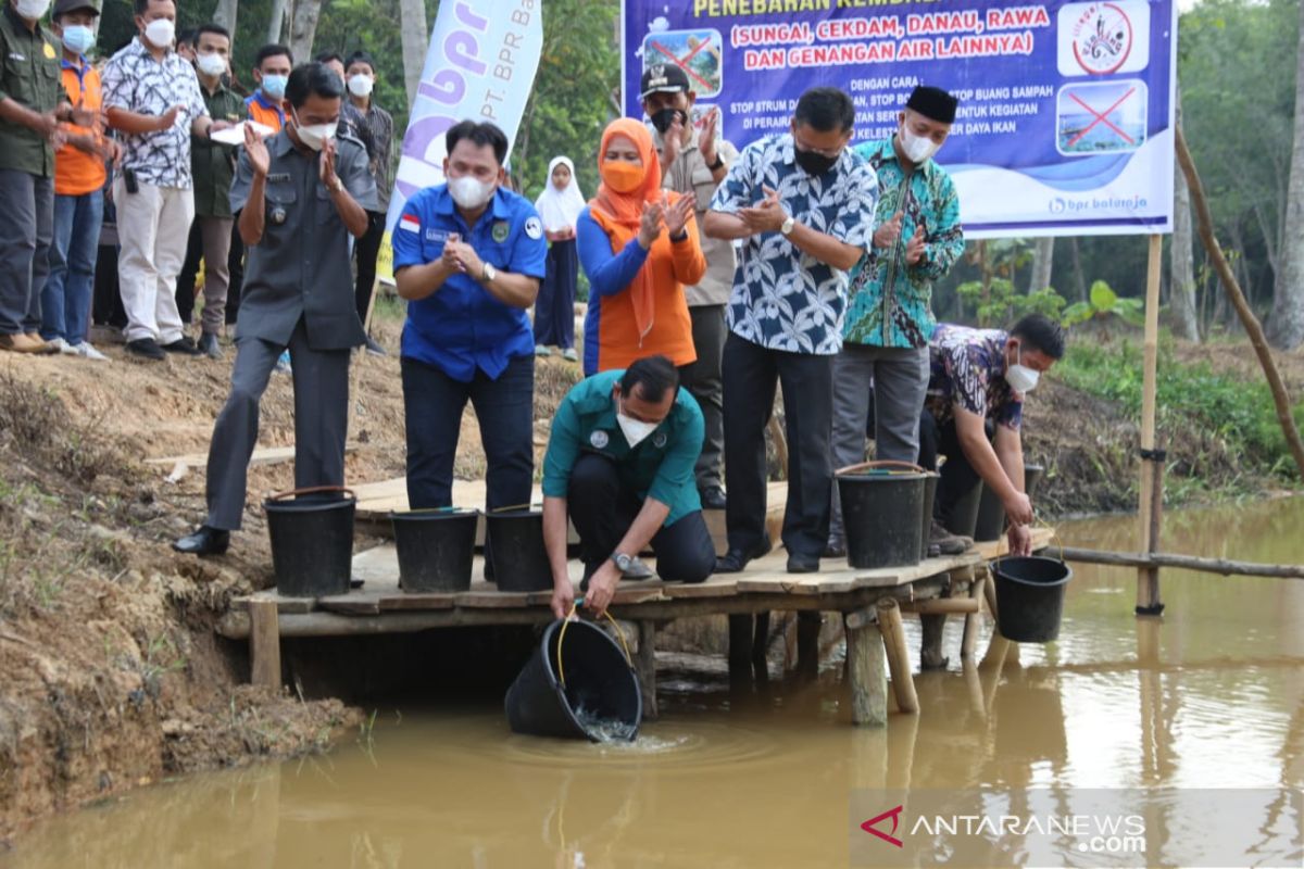 Diskannak OKU tebar 9.000 benih ikan di Sungai Ogan