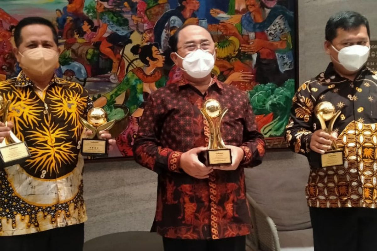 Bupati Kulon Progo Sutedjo meraih TOP BUMD Award