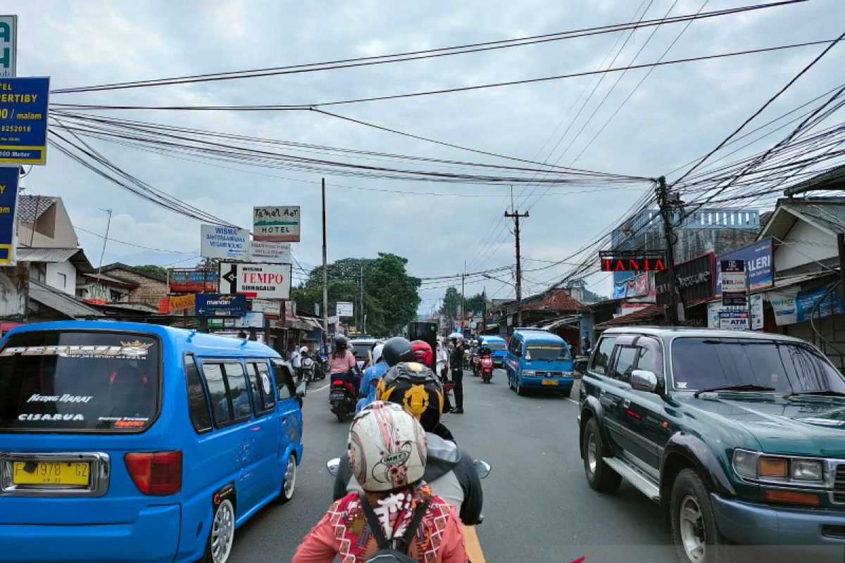 Jalur Puncak tetap ramai pada hari libur walaupun diberlakukan ganjil genap