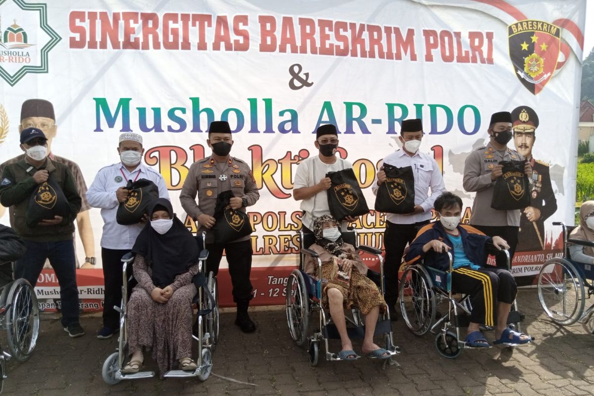 Rilis - Bareskrim Polri-Mushola Arridho beri kursi roda bagi nenek 112 tahun