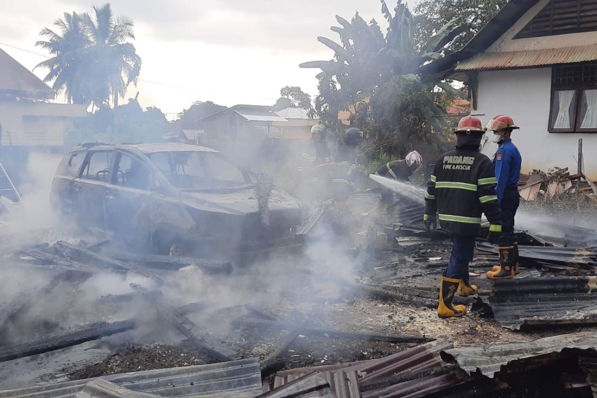 Dua mobil hangus akibat kebakaran di Kampus PLB UNP Sumbar