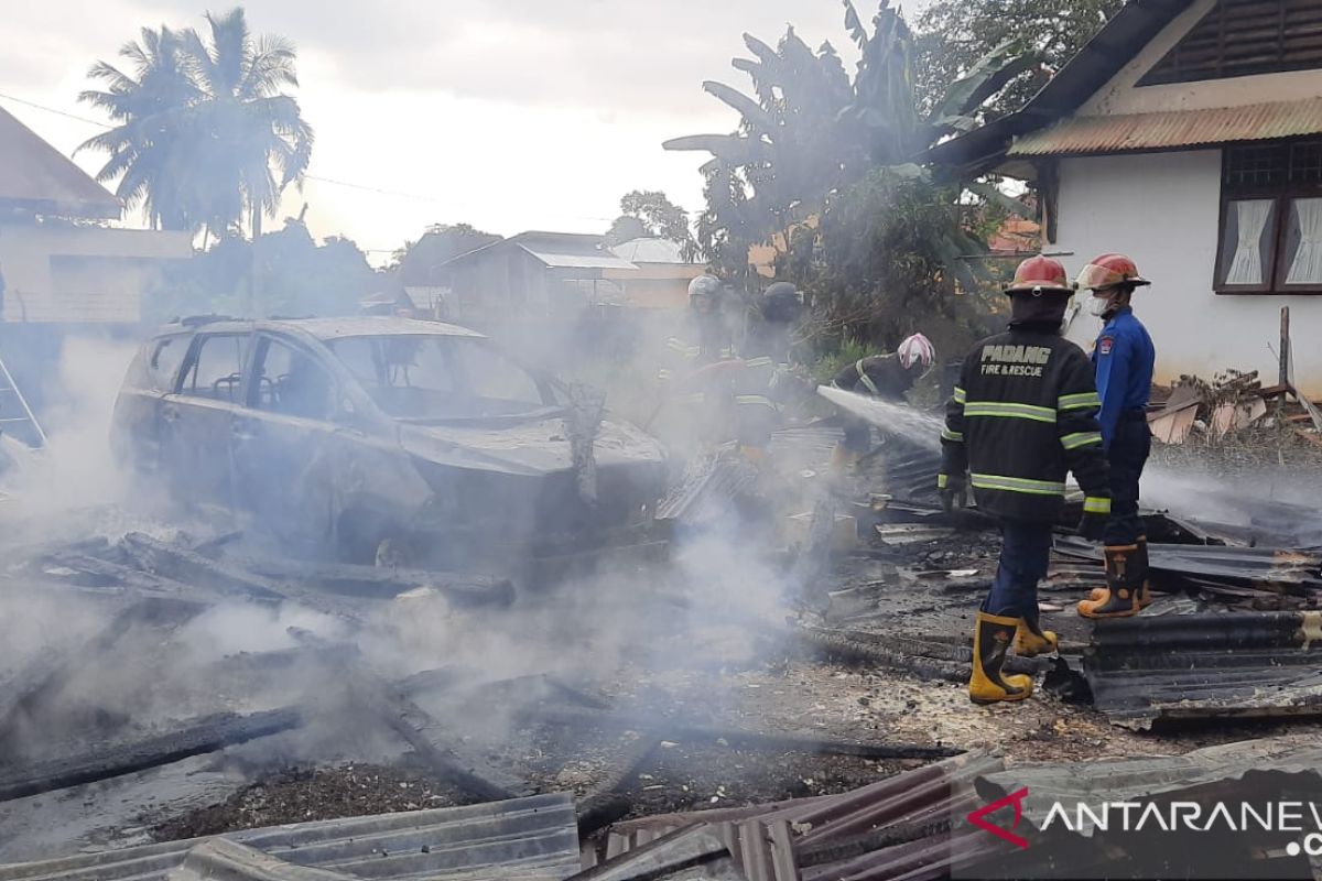 Kebakarakan kampus PLB UNP hanguskan dua mobil