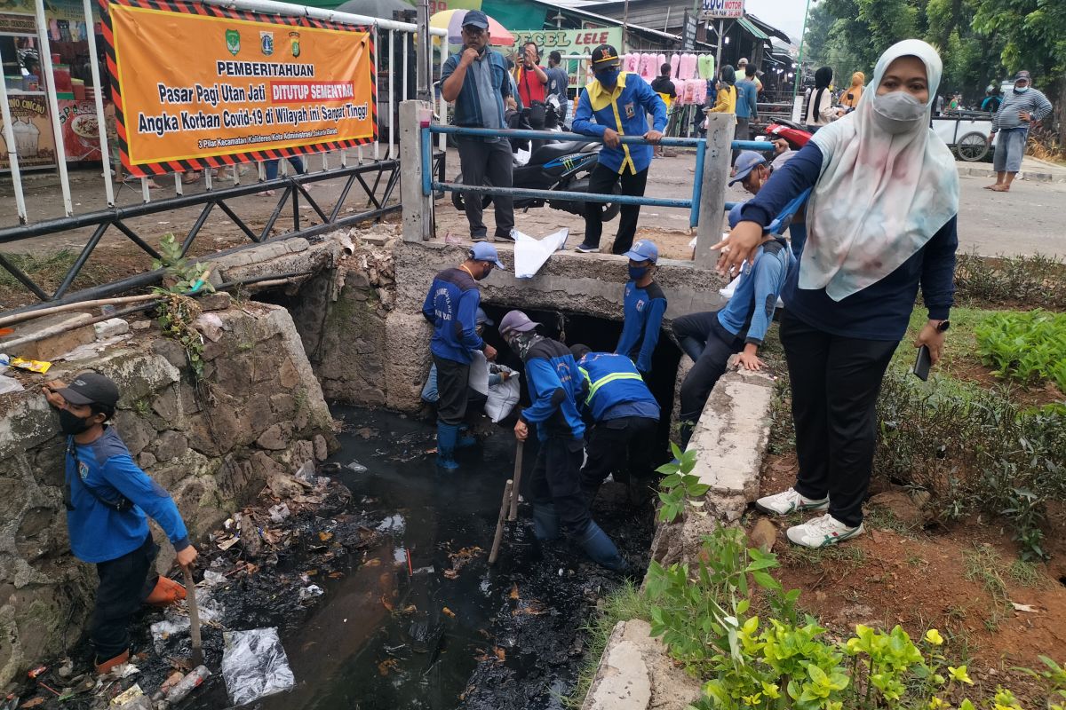 Antisipasi banjir, Pemkot Jakbar keruk lumpur di PHB Utan Jati