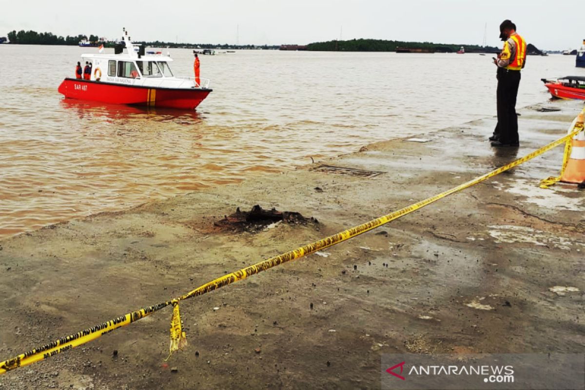 Truk fuso tercebur di Pelabuhan Trisakti Banjarmasin