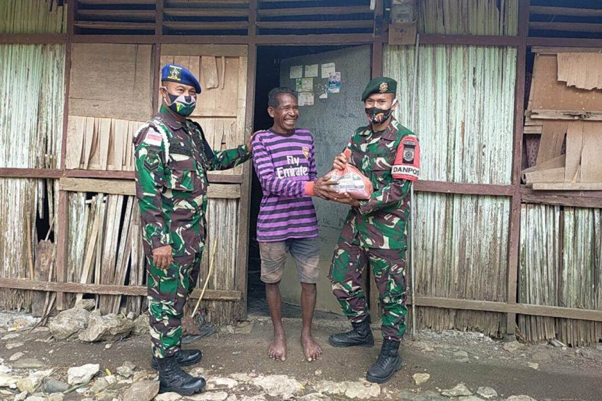 TNI bagikan bantuan  pangan untuk warga perbatasan RI-Timor Leste