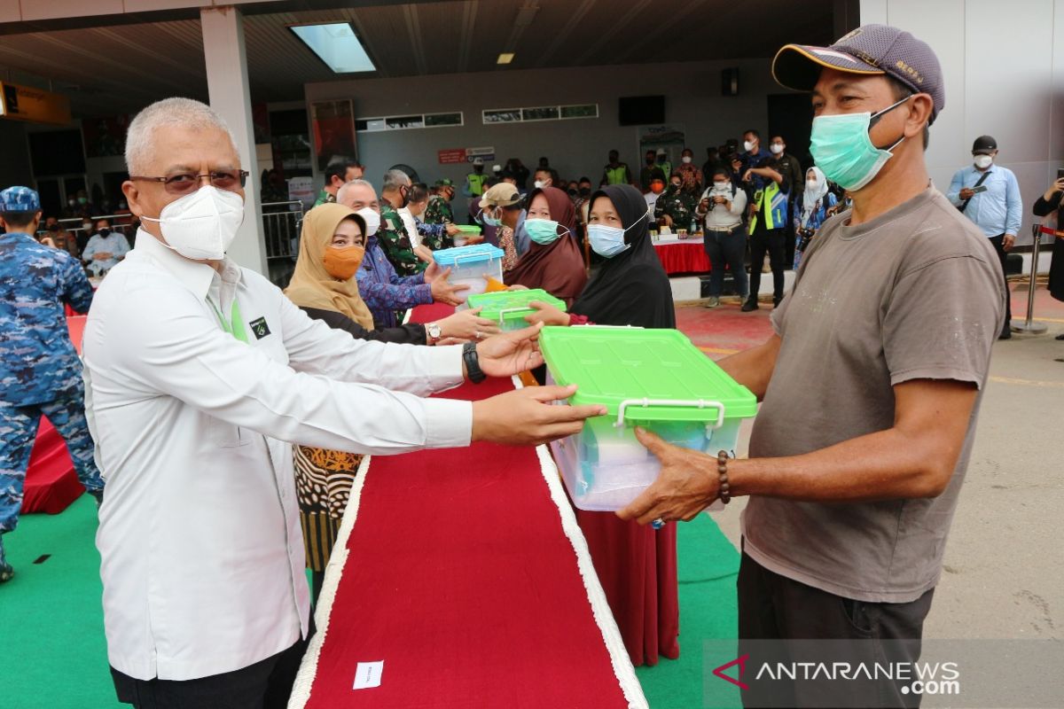 Berau Coal bagi obat dan makanan untuk warga terdampak COVID-19