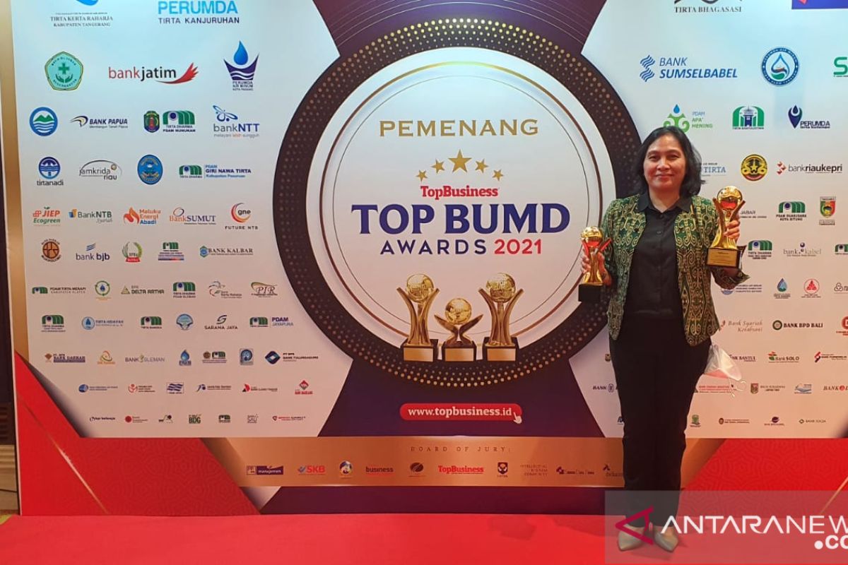 Direktur Perumda Tirta Senentang Sintang  Jane Elisabeth Wuysang raih Top CEO BUMD 2021