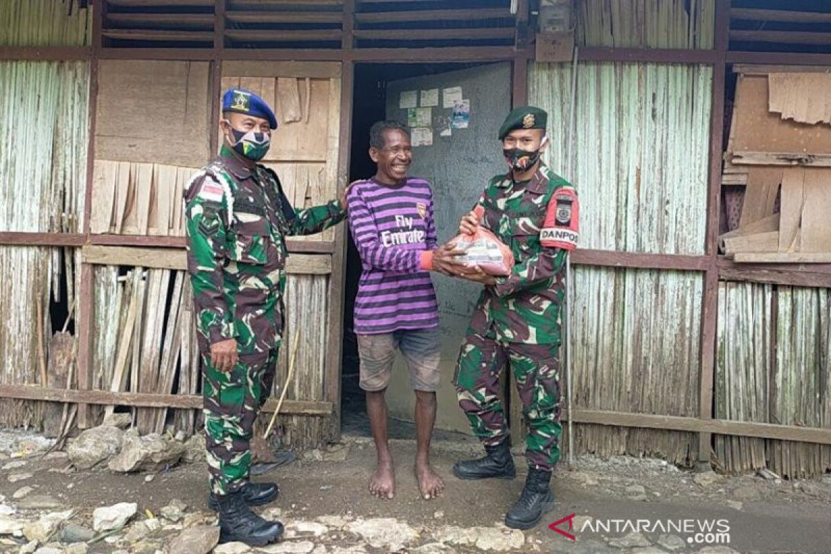 Satgas TNI bagikan bantuan bahan pangan ke warga perbatasan RI-Timor Leste
