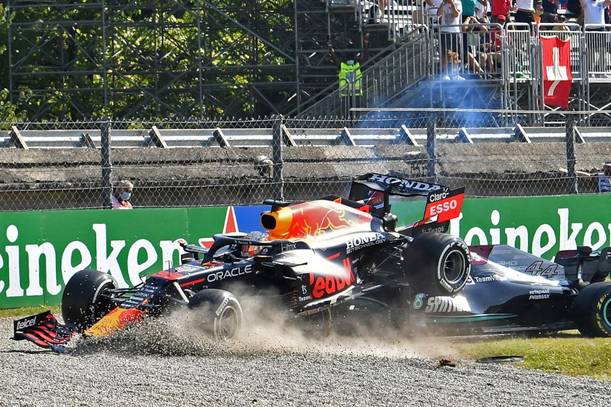 Persaingan seru Verstappen vs Hamilton berahir tabrakan, sama-sama tersingkir dari GP Italia