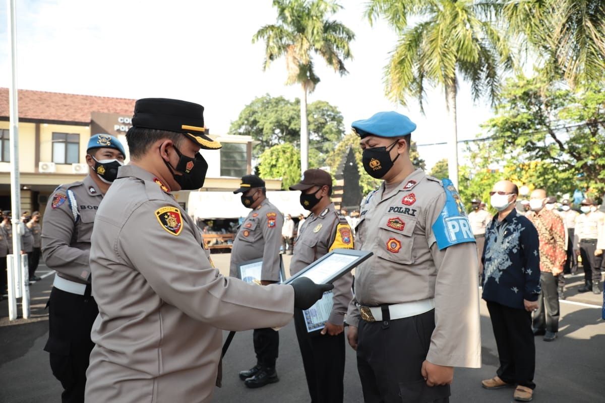 Polres Kediri Kota beri penghargaan anggota ikut tangani COVID-19