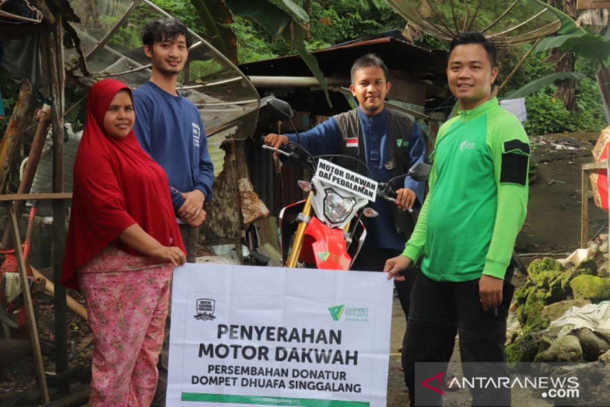 Permudah berdakwah, DD Singgalang serahkan ini pada dai yang bertugas di pedalaman Mentawai