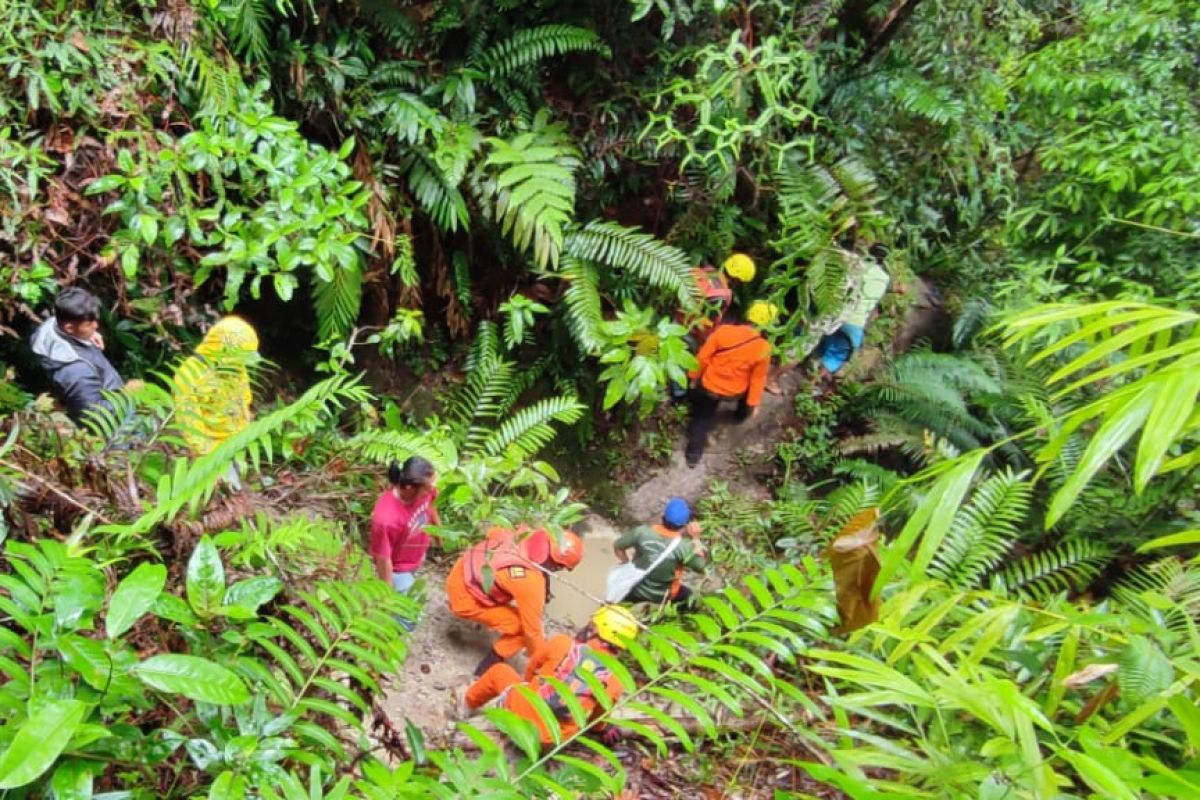 Petugas evakuasi mahasiswi Unimed yang hanyut di Sungai Sirahar Humbahas