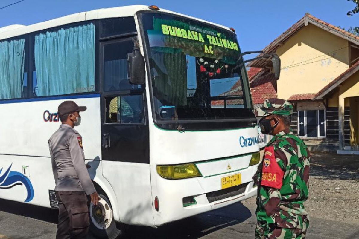 Pengawasan Posko PPKM dan gerai vaksin Pelabuhan Poto Tano