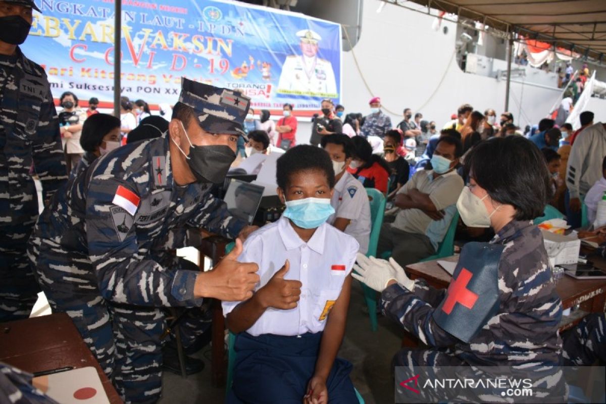 800 pelajar Kota Jayapura ikuti vaksin di KRI Soeharso