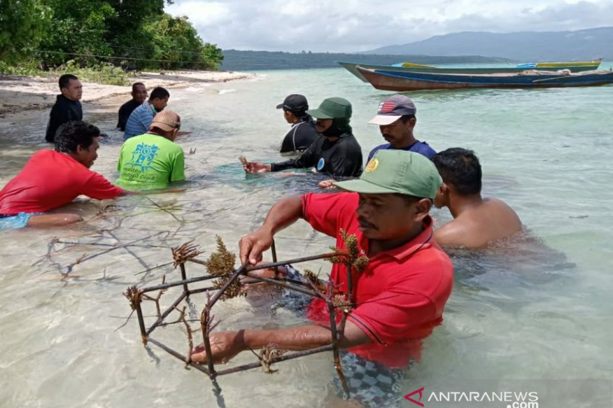 Menjaga surga bawah laut Kapuntori