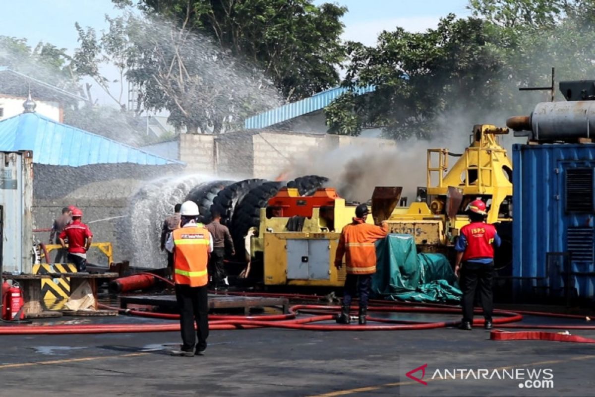 Asap di Terminal Petikemas Tanjung Priok dari ban bekas yang terbakar