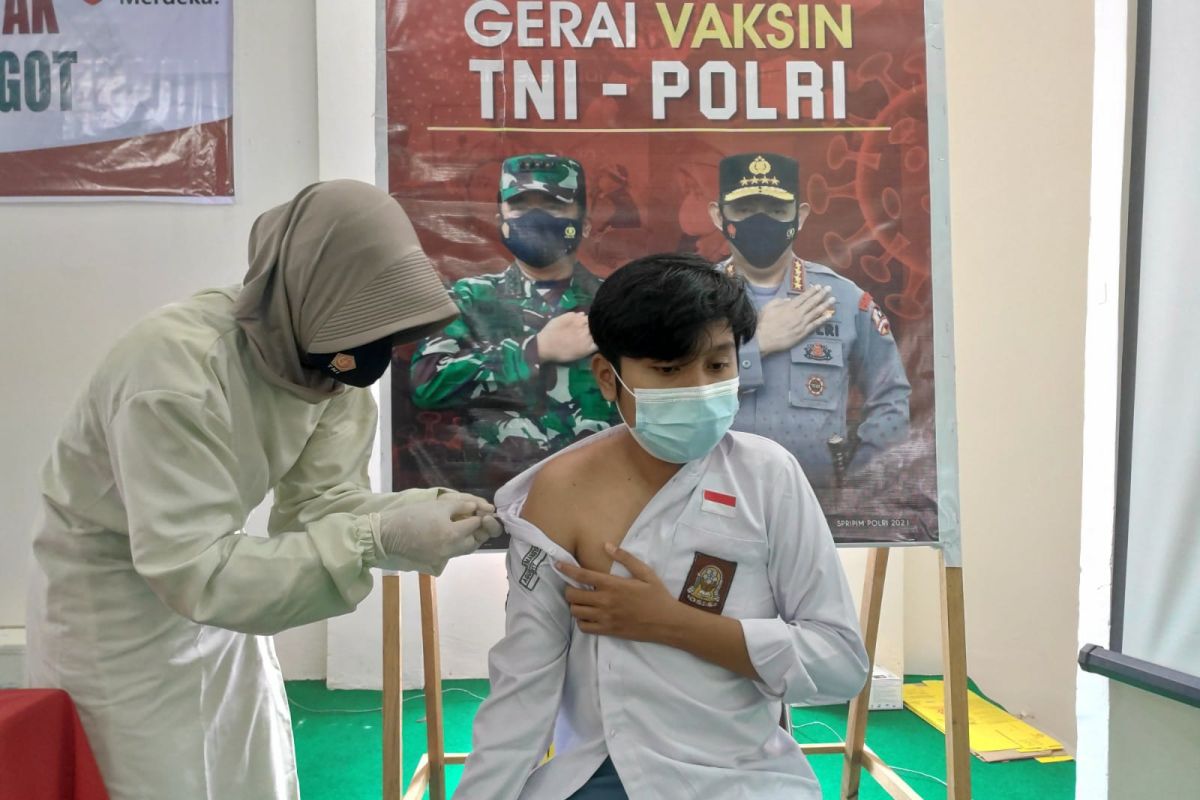 Polres Paser gelar vaksin bagi pelajar SMAN 1 Tanah Grogot