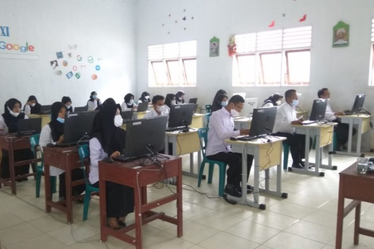 Ratusan guru honor ikuti ujian seleksi P3K tahap satu di Palas