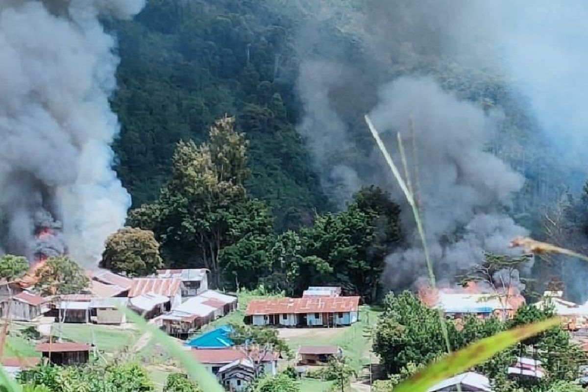 Selain kontak tembak dengan TNI/Polri, KKB juga bakar puskesmas, sekolah hingga kantor kas Bank Papua