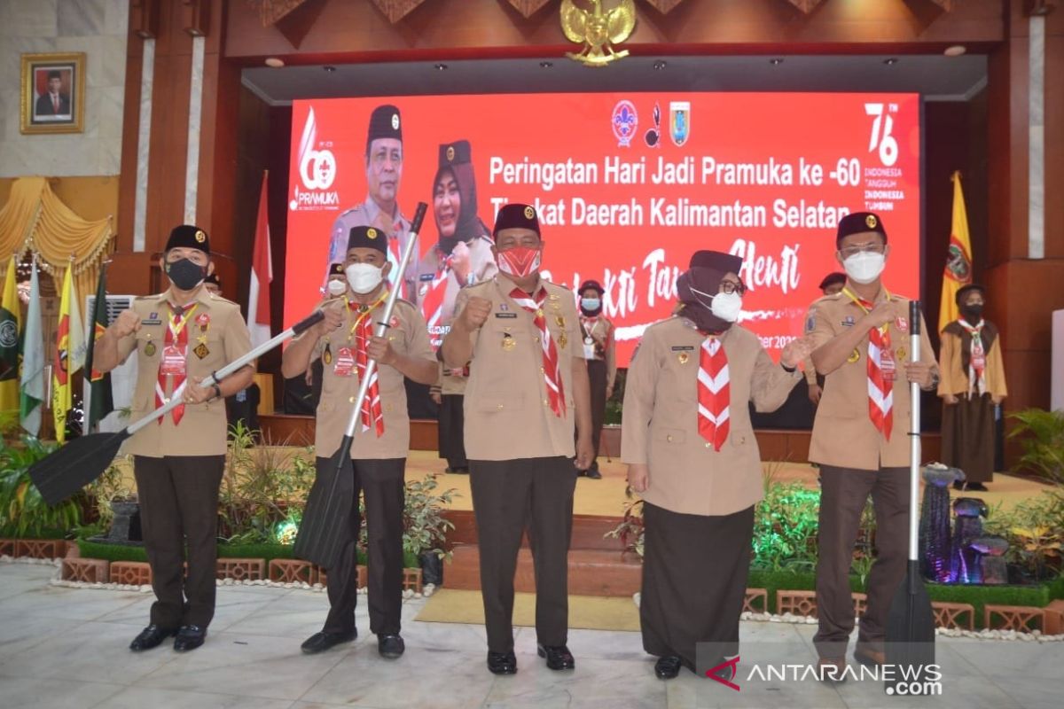 Kwarda Kalsel bagikan Lencana Pancawarsa dan perahu karet