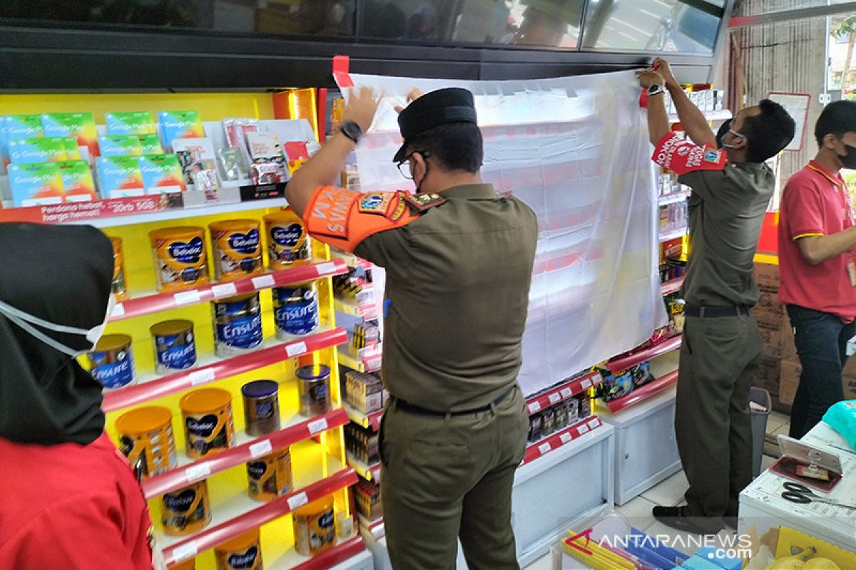 Poster dan pajangan produk rokok di seluruh toko Jakarta Barat ditutup