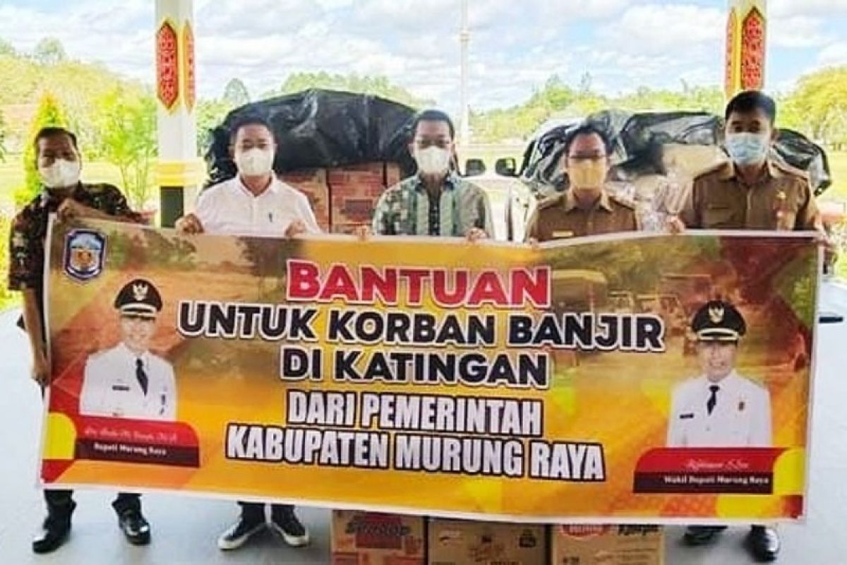 Bupati Murung Raya serahkan bantuan untuk korban banjir di Katingan