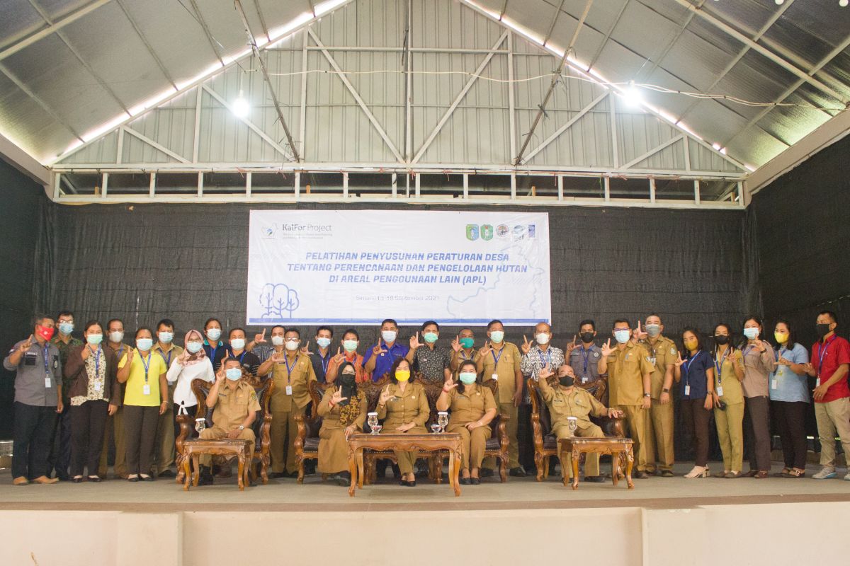 Pemkab Sintang latih aparatur desa susun peraturan pengelolaan hutan di APL