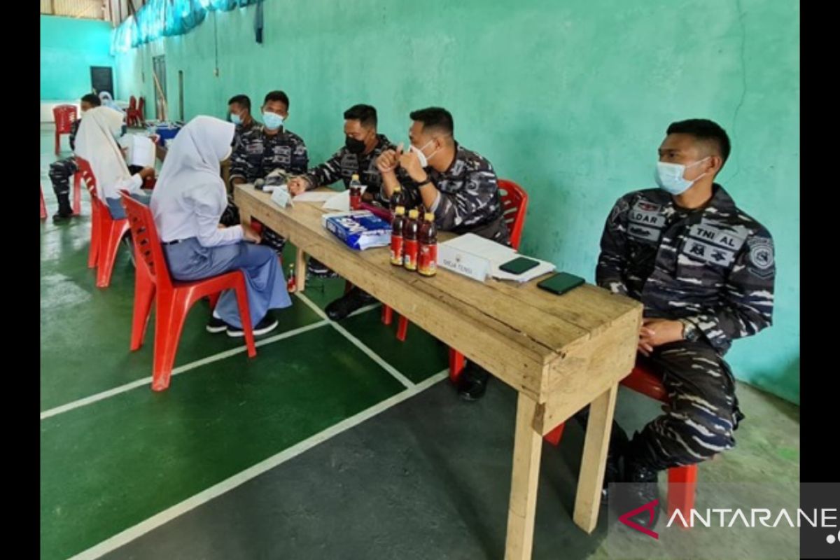TNI AL vaksinasi ratusan masyarakat dan pelajar Kabupaten Sorong