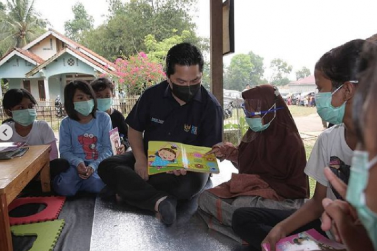 Erick Thohir antarkan buku dan alat gambar kepada anak-anak Desa Cikuya