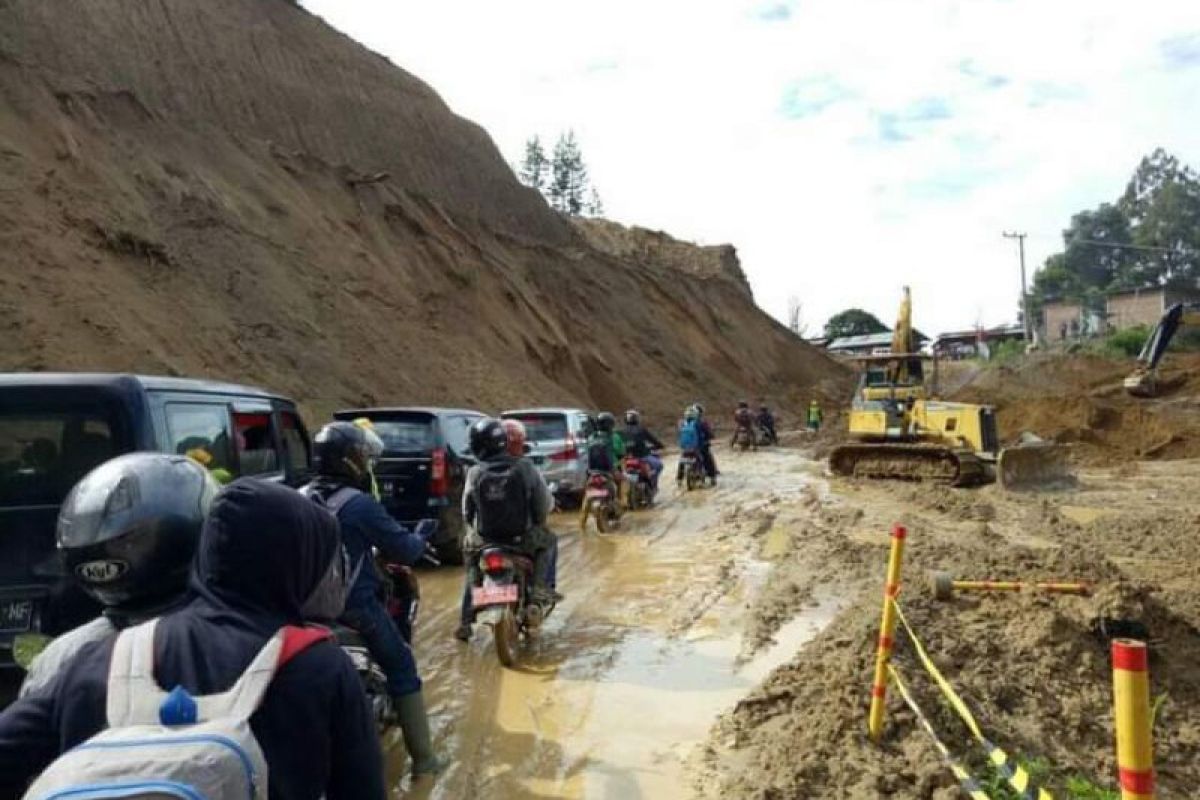 Material longsor menutup poros jalan Mamasa-Mamuju Sulbar